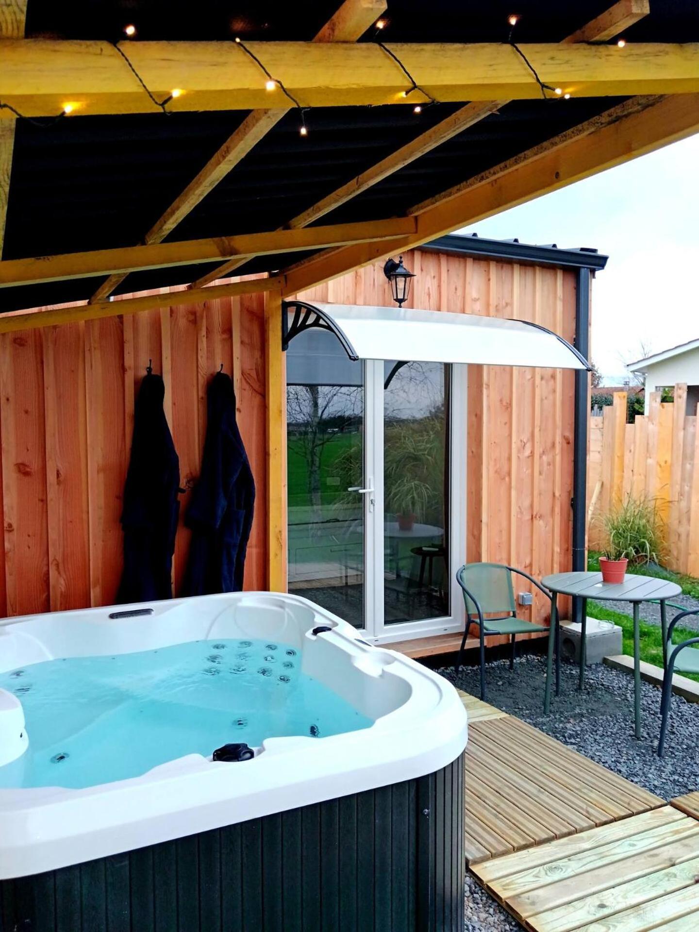Chalet Cosy Avec Option Jacuzzi Saint-Genes-de-Fronsac Eksteriør bilde